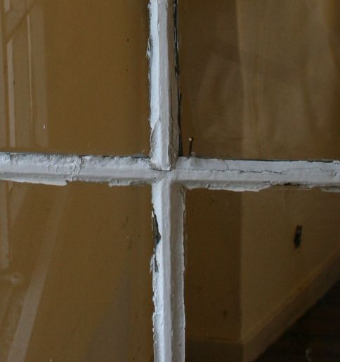 einfach verglastes Sprossenfenster mit bröckeligem Fensterkitt